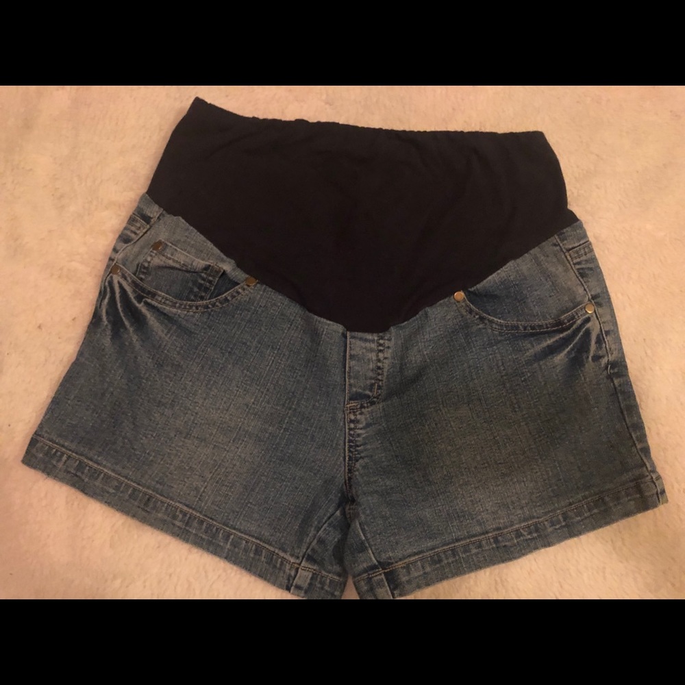 Maternity denim shorts size med